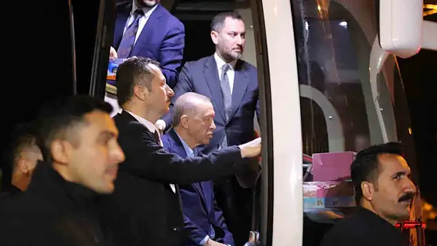 Cumhurbaşkanı Erdoğan iftarını depremzedelerle birlikte yaptı