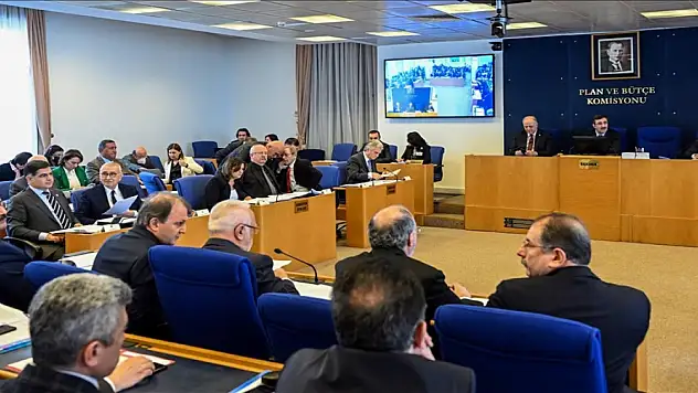 En düşük emekli maaşında artış düzenlemesini içeren teklif komisyonda kabul edildi