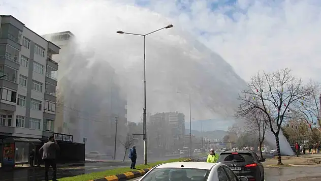 Su borusu patladı, ortalık savaş alanına döndü