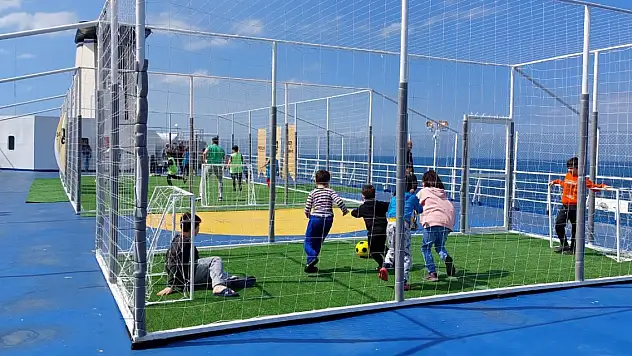 Depremzede çocuklar barındıkları gemide futbol heyecanı