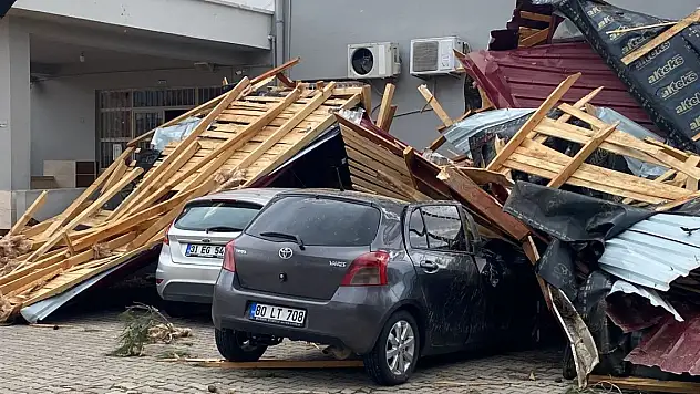 Okul çatısı uçtu