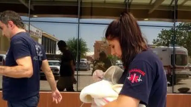 Yeni doğan bebeği parka bıraktılar