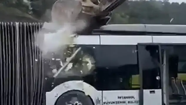 Metrobüs parçalama görüntüleri tartışmaya neden oldu