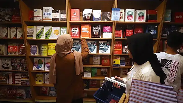 Dünyanın en büyük yüzen kütüphanesi demir attı!