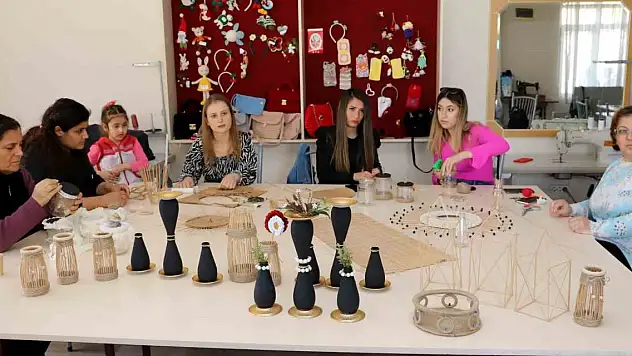 Depremzede kadınlar, ürettikleri ürünleri satışa çıkarıyor