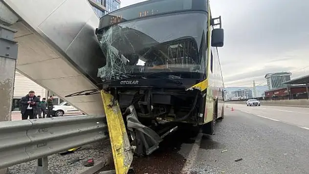 Bariyere çarpan halk otobüsündeki 5 kişi yaralandı