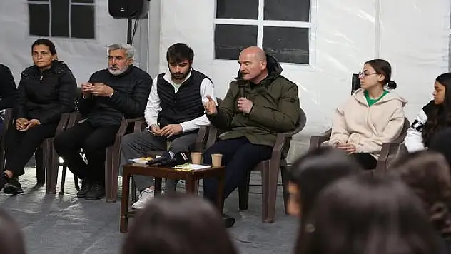 İçişleri Bakanı Soylu, Hatay'daki konteyner kentte gençlerle buluştu