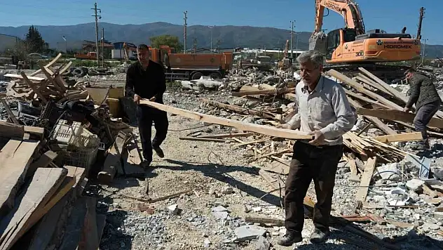 40 yıllık emekleri 40 saniyede enkaz oldu
