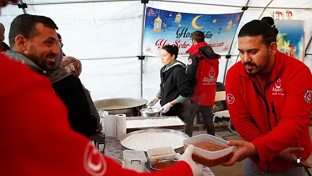 Alperenlerin bağışlarıyla depremzedelere iftar ve sahur veriliyor