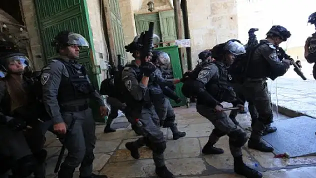 İsrail polisi Mescid-i Aksa'ya baskın düzenledi