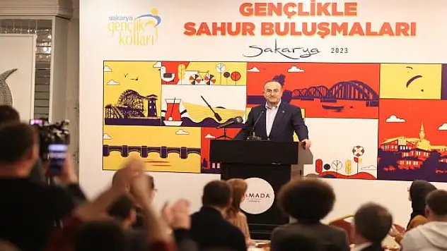 Bakan Çavuşoğlu'ndan gençlerle sahur