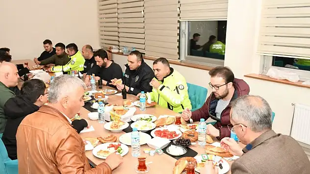 Seydişehir Kaymakamı Pişkin, polislerle sahur yaptı