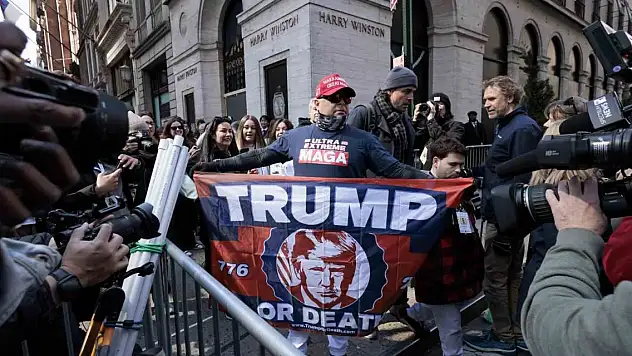 Trump, yarın hakim karşısına çıkmak üzere New York'a hareket etti