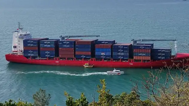 Karaya oturan yük gemisi römorkör bekliyor