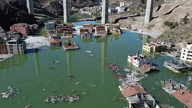 Yusufeli Barajı ve HES'te su yüksekliği 100 metreyi buldu, eski ilçe merkezi sular altında