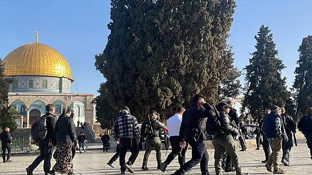 Fanatik Yahudi yerleşimciler Mescid-i Aksa'ya baskın düzenledi