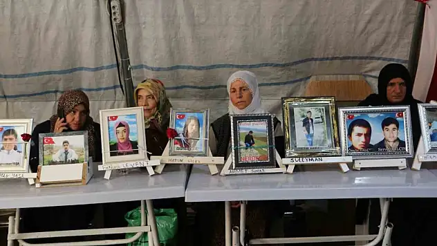 'Oğlum gelmeyene kadar buradan kalkmayacağız'