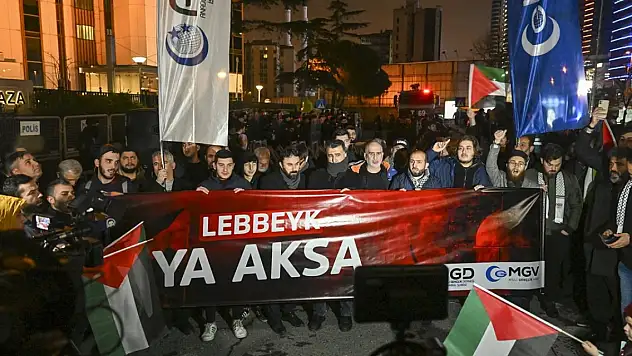 İsrail'in Mescid-i Aksa saldırısı başkonsolosluk önünde protesto edildi