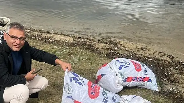 Kaçak avcıların baraja bıraktığı bin metre ağ imha edildi