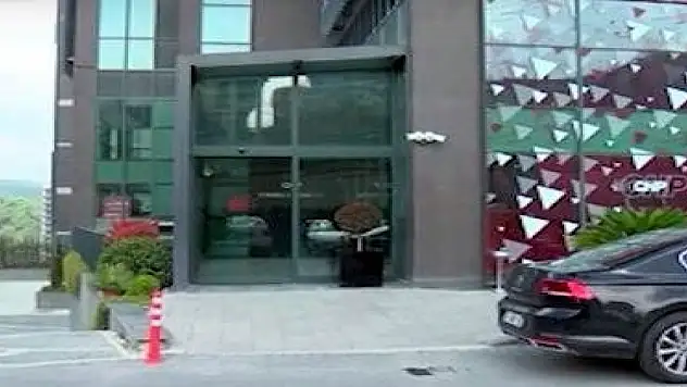 CHP il binası önünde silahla ateş açan kişiler yakalandı