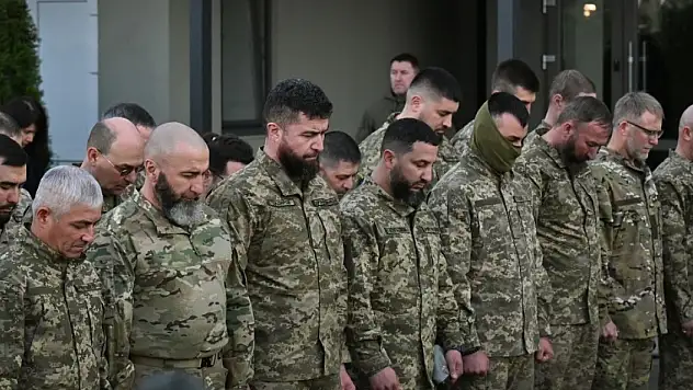 Zelenskiy, Ukrayna ordusundaki Müslüman askerlerle iftar yaptı