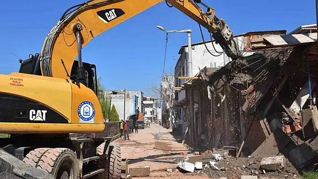 Kaçak 137 yapı yıkıldı