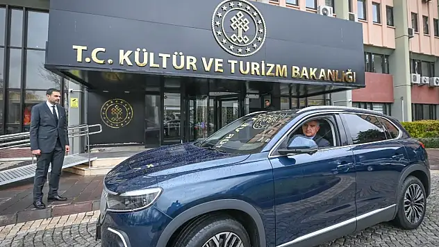 Bakan Ersoy, makam aracı Togg'la trafiğe çıktı
