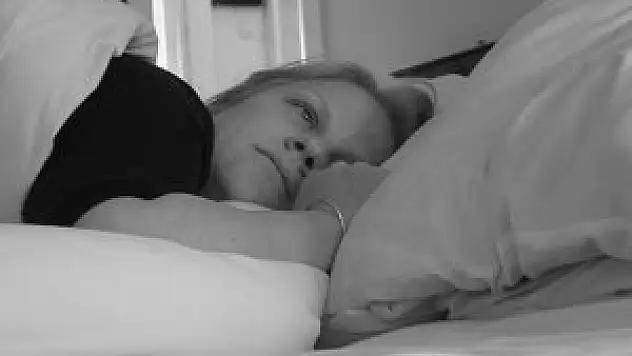 Yan yatarak uyumak Alzheimer riskini azaltabilir