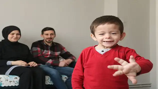 4 yaşındaki çocuğun el ve ayakları olması gerekenden 4 kat daha büyük