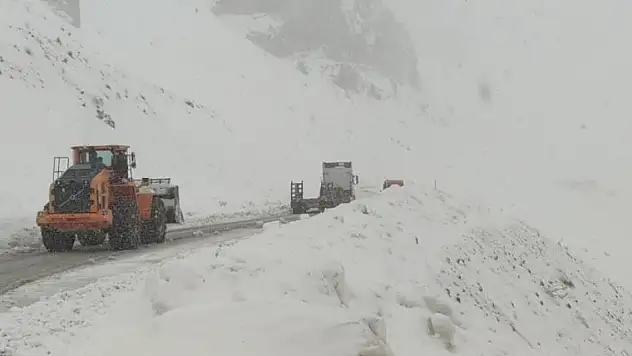 Kar yağdı, sürücüler yolda kaldı