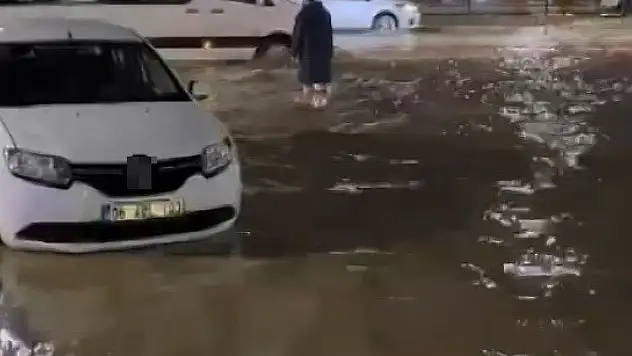 Elazığ'da sağanak etkili oldu, yollar göle döndü