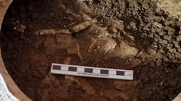 Afyonkarahisar'da temel kazısında bulunan lahitteki 4 çömlekten insan kemiği çıktı