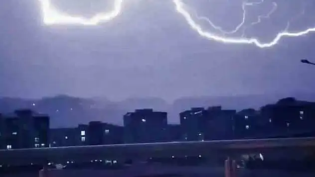 Elazığ'da şimşekler geceyi aydınlattı