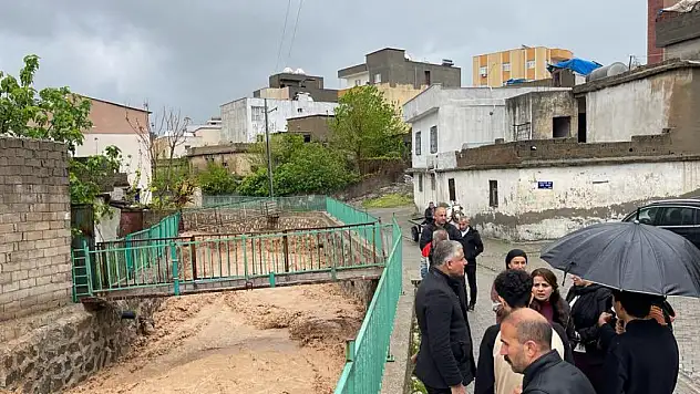 Silopi'de sağanak yağış okulları tatil ettirdi