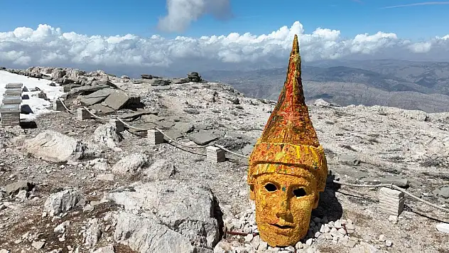 Depremde ayakta kalan Nemrut Dağı ziyaretçilerini bekliyor