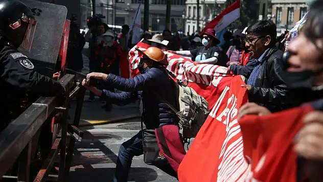 Öğretmenlerin protestosunda olaylar çıktı