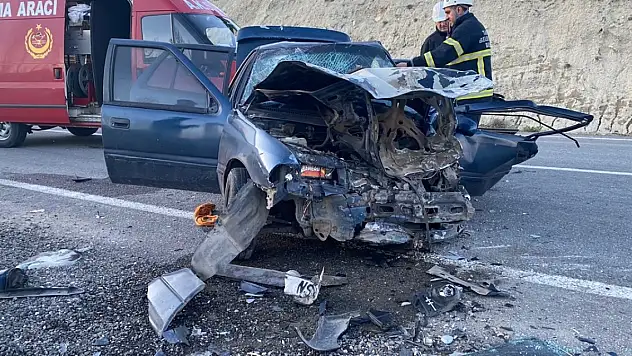 Kütahya'da iki otomobil çarpıştı, 1 kişi öldü, 6 kişi yaralandı