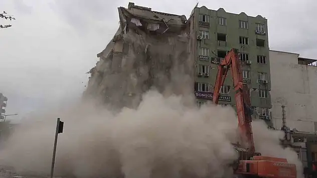 Bina saniyeler içinde yerle bir oldu, oradan ayrılmadılar