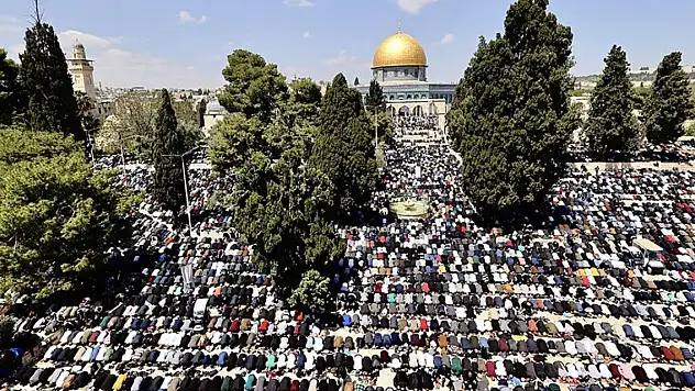 Mescid-i Aksa'da ramazanın dördüncü cuma namazı için 250 bin Müslüman saf tuttu