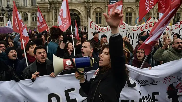 Fransızlar, emeklilik reformunun onaylanmasına tepki olarak sokağa indi