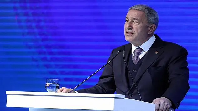 Bakan Akar, Danimarka'da Kur'an-ı Kerim ve Türk bayrağına saldırıyı lanetledi