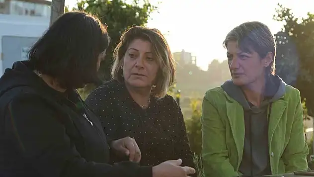 Acılı anne terk etmediği deprem bölgesinde arkadaşlarına destek oluyor