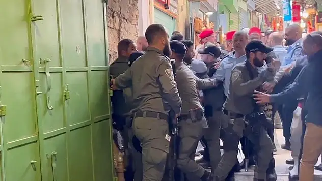 İsrail güçleri Kudüs'te 'Kutsal Ateş' ayinine katılmak isteyen Hristiyanlara saldırdı