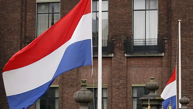 Hollanda'da ırkçı Wagensveld Kur'an-ı Kerim yırttı