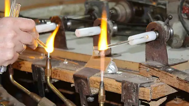 Günde 14 adetle başladı, şimdi ailesiyle binlercesini üretiyor... Bahri Usta'nın işindeki Konya detayı