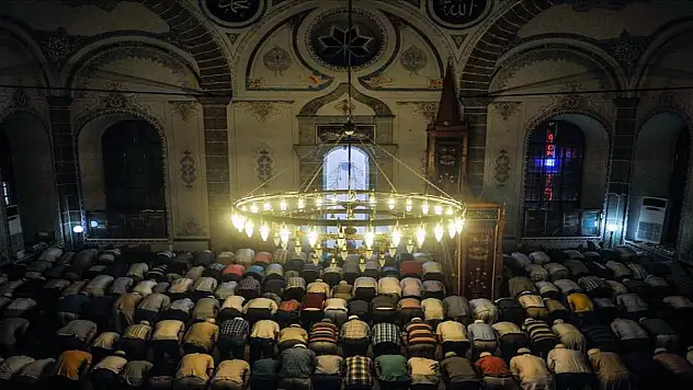 Kadir Gecesi'nde vatandaşlar camilere akın etti