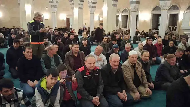 Depremin vurduğu Afşin'de Kadir Gecesi'nde camiler doldu taştı