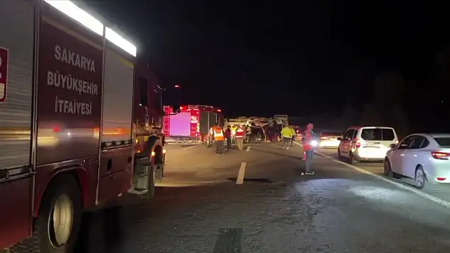 Anadolu Otoyolu'nda tır otomobil ile çarpıştı, 2 kişi hayatını kaybetti