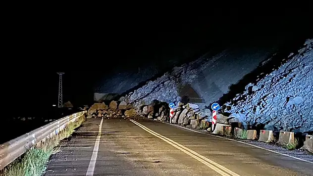 Artvin-Erzurum kara yolu, heyelan sonucu ulaşıma kapandı