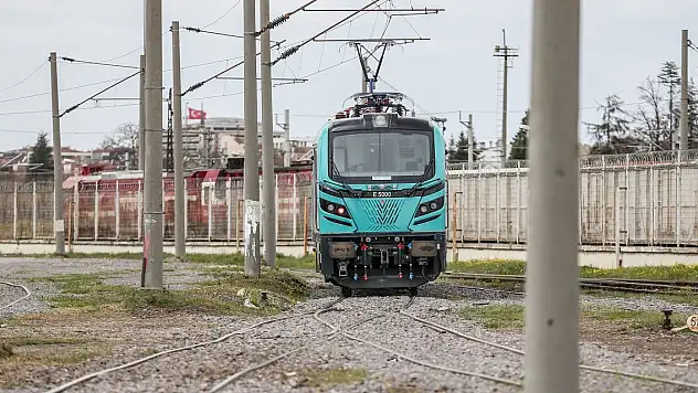 Yerli ve milli imkanlarla geliştirilen E5000 tip elektrikli lokomotif raylara indiriliyor